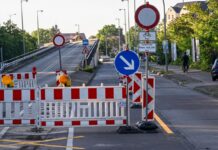 Die Sperrung der Brücke an der Wuhlheide hat große Verkehrsprobleme zur Folge . 