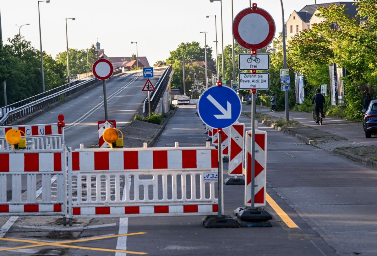 Sperrung der Brücke an der Wuhlheide Die Sperrung der Brücke an der Wuhlheide hat große Verkehrsprobleme zur Folge .