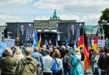 Mehrere hundert Demonstranten drängten sich vor der Bühne am Brandenburger Tor.