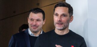 Trainer Stefan Leitl (r) von Hertha BSC hätte gerne weitergespielt -Sportdirektor Benjamin Weber freut sich auf die neue Spielzeit.
