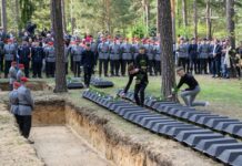 Kleine Särge mit den Überresten deutscher Kriegssoldaten wurden auf dem Waldfriedhof in Halbe eingebettet.  