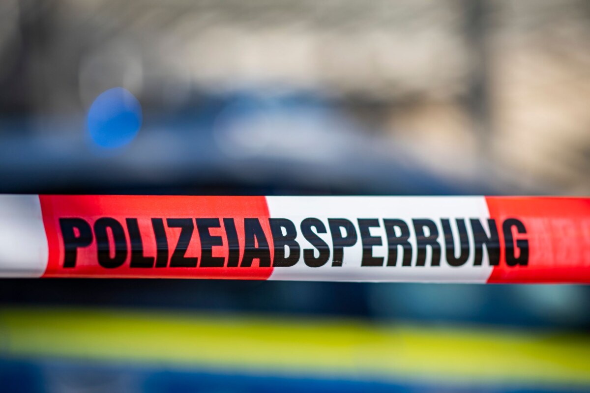 Ein Absperrband der Polizei Für die Entschärfung ist eine Evakuierung im Umkreis von 600 Metern erforderlich. (Symbolbild)