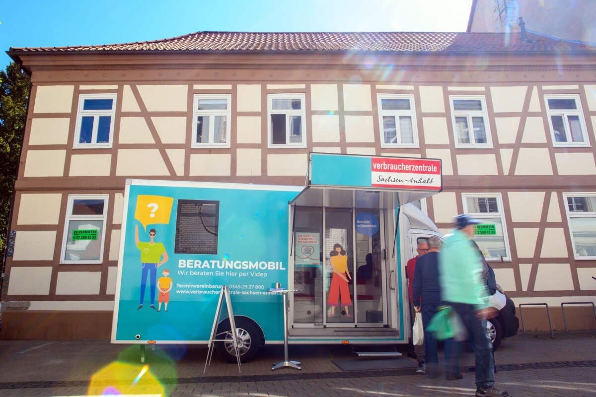 Beratungsmobil der Verbraucherzentrale Sachsen-Anhalt In Brandenburg ist die mobile Verbraucherzentrale längst etabliert. In Sachsen-Anhalt, hier in Burg bei Magdeburg, startete sie Anfang 2025.