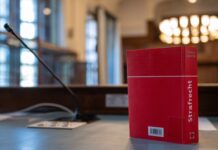 Gegen einen Facharzt für Anästhesie kommt es rund fünf Jahre nach dem Tod einer Patientin zum Prozess. Dem inzwischen 78-Jährigen werden von der Staatsanwaltschaft mehrere Versäumnisse vor und während einer Vollnarkose zur Last gelegt. (Foto Illustration) 
