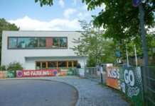 An einer Schule in Spandau wurde ein schwer verletzter Elfjähriger gefunden. 