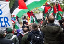 Mehr als tausend Demonstranten protestieren in Kreuzberg gegen Politik Israels.