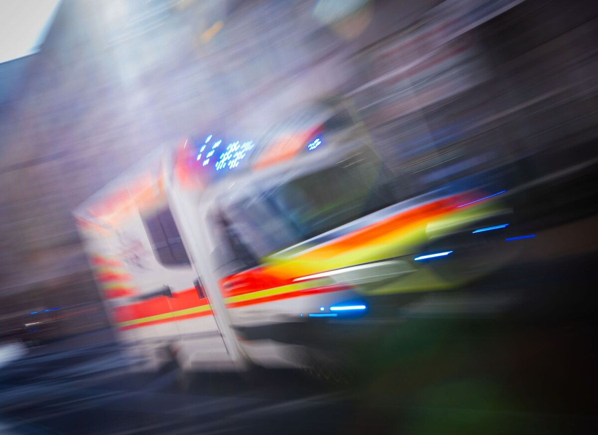 Notarzt im Blaulicht-Einsatz Zum Zustand des beteiligten Autofahrers konnte die Polizei bislang keine Informationen geben. (Symbolbild)