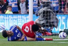 Schmerzhaft: Forest-Stürmer Awoniyi (r) kollidiert im Spiel gegen Leicester City mit dem Pfosten.
