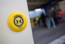 Ab diesem Donnerstag droht ein Strafgeld, wenn man in den Fahrzeugen der BVG die Türen offen hält. (Archivbild)