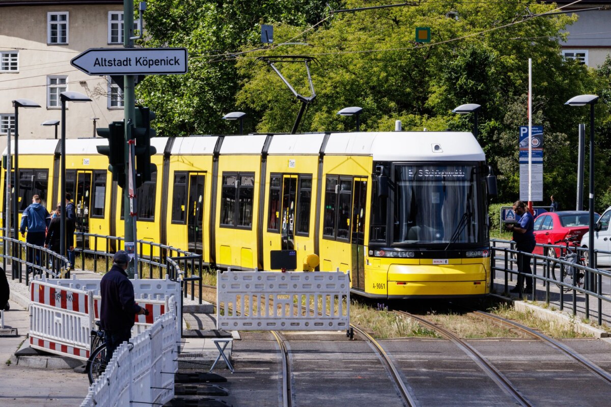Wuhlheide-Brücke: Straßenbahnen fahren wieder Eine Straßenbahn fährt in den gesicherten Bereich an der gesperrten Brücke an der Wuhlheide im Ortsteil Oberschöneweide.