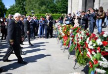 Der russische Botschafter Netschajew legt am Sowjetischen Ehrenmal in Berlin-Tiergarten einen Kranz nieder.