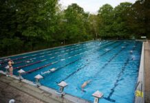 Schwimmer ziehen am ersten Tag der Freibadsaison im Prinzenbad ihre Bahnen. (Archivbild)