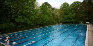 Schwimmer ziehen am ersten Tag der Freibadsaison im Prinzenbad ihre Bahnen. (Archivbild)