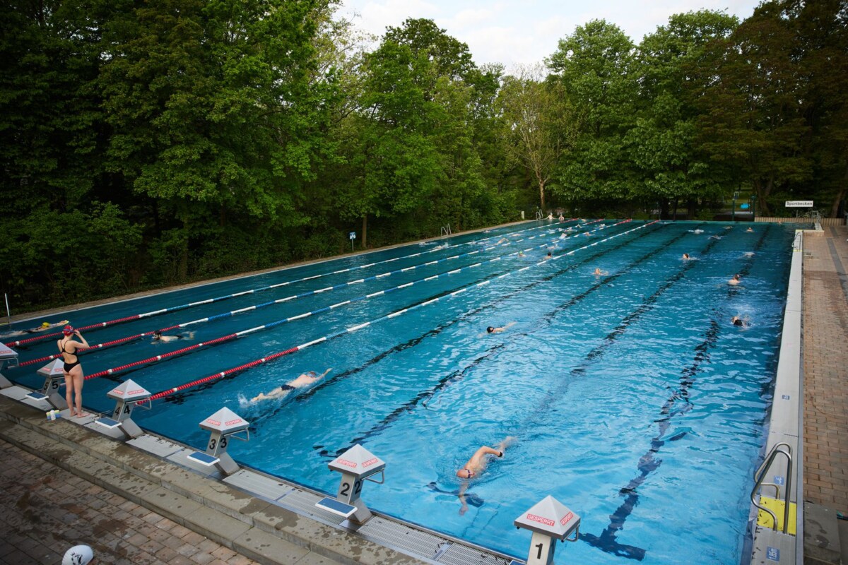 Prinzenbad zur Saisoneröffnung Schwimmer ziehen am ersten Tag der Freibadsaison im Prinzenbad ihre Bahnen. (Archivbild)