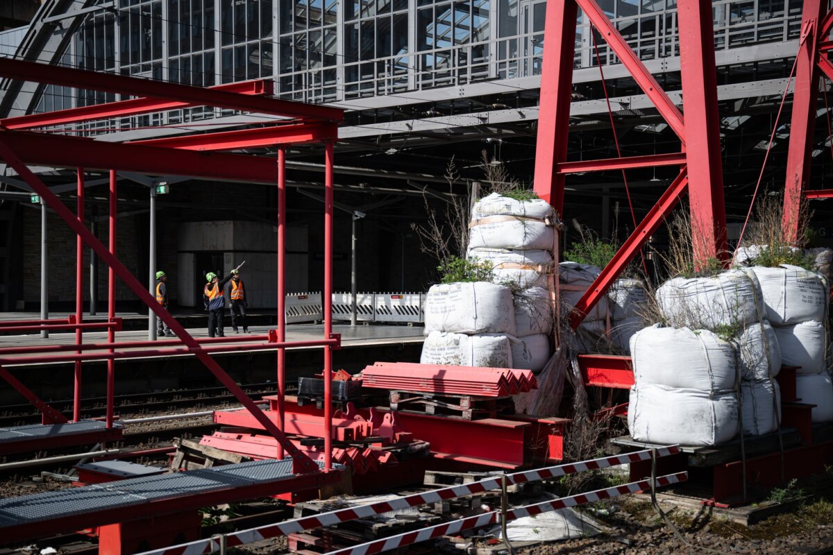 Bauarbeiten Aufgrund des Abbaus des roten Brückenkrans am Berliner Ostbahnhof kommt es in den nächsten Tagen erneut zu Einschränkungen für Fahrgäste und Autofahrer. (Archivbild)