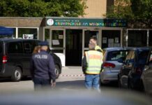 Polizisten stehen vor einer Schule im Berliner Bezirk Spandau, an der es am Vormittag einen möglichen Messerangriff auf einen Schüler gab.