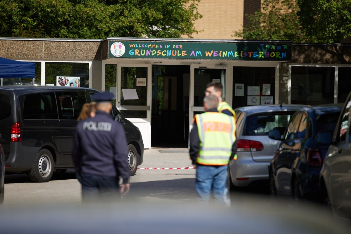 Messerangriff auf Schüler an Grundschule in Berlin-Spandau Polizisten stehen vor einer Schule im Berliner Bezirk Spandau, an der es am Vormittag einen möglichen Messerangriff auf einen Schüler gab.