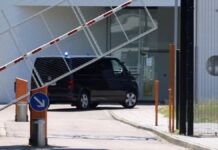 Die Bundesanwaltschaft lässt die Beschuldigten nach Karlsruhe bringen.
