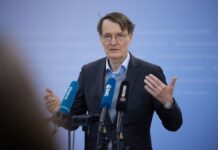 Der geschäftsführende Gesundheitsminister Lauterbach wurde am 1. Mai von Demonstranten angepöbelt. 