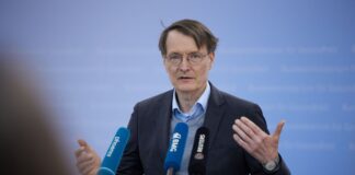 Der geschäftsführende Gesundheitsminister Lauterbach wurde am 1. Mai von Demonstranten angepöbelt. 