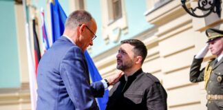 Bundeskanzler Merz wird bei seinem Besuch in Kiew Anfang Mai von Präsident Selenskyj in Empfang genommen. (Archivbild)