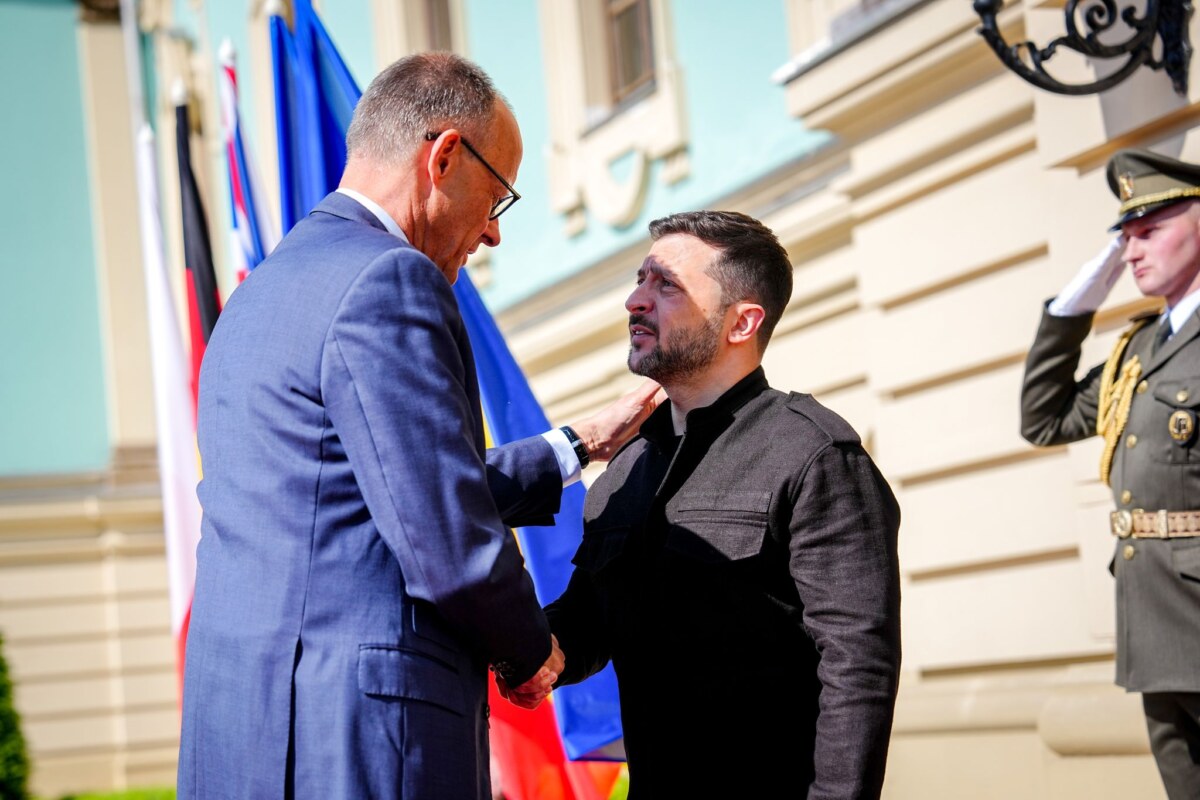 Merz und Selenskyj Bundeskanzler Merz wird bei seinem Besuch in Kiew Anfang Mai von Präsident Selenskyj in Empfang genommen. (Archivbild)