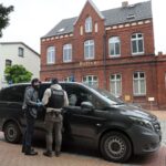 Die Festgenommenen stehen im Verdacht, Mitglieder einer rechtsextremistischen terroristischen Vereinigung zu sein. Der jüngste von ihnen ist 14 Jahre alt.