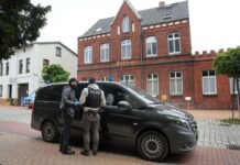 Die Festgenommenen stehen im Verdacht, Mitglieder einer rechtsextremistischen terroristischen Vereinigung zu sein. Der jüngste von ihnen ist 14 Jahre alt.