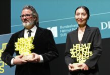 Olafur Eliasson und Hwanhee Hwang stehen mit dem Helmut-Schmidt-Zukunftspreis auf der Bühne im Hamburger Thalia Theater.