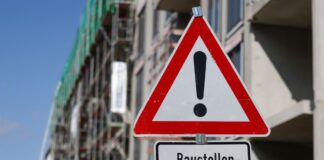In der ostdeutschen Baubranche hellt sich die Stimmung auf. (Archivbild)
