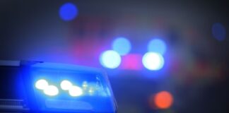 Die beiden Polizei-Angestellten wurden leicht verletzt. (Symbolbild)