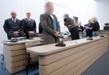 Im Prozess um den Diebstahl des keltischen Goldschatzes aus einem Museum in Manching hat das Landgericht die Angeklagten - hier mit ihren Verteidigern - zu Geständnisse aufgefordert. (Archivbild) 