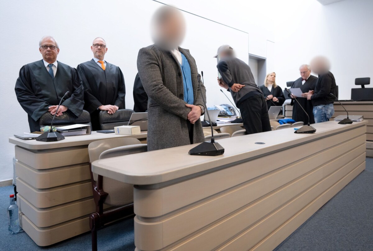 Prozess um Diebstahl von keltischem Goldschatz Im Prozess um den Diebstahl des keltischen Goldschatzes aus einem Museum in Manching hat das Landgericht die Angeklagten - hier mit ihren Verteidigern - zu Geständnisse aufgefordert. (Archivbild)