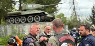 Eine Gruppe russischer Motorradfahrer will am Freitag zwei sowjetische Ehrenmale in Berlin ansteuern. (Archivfoto)
