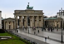 Die Demonstranten, die zum "Friedensmarsch" in Berlin erwartet werden, wollen sich am Brandenburger Tor sammeln. (Archivfoto)