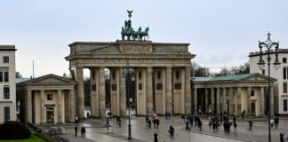 Die Demonstranten, die zum "Friedensmarsch" in Berlin erwartet werden, wollen sich am Brandenburger Tor sammeln. (Archivfoto)