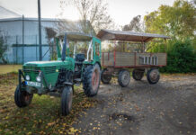 Ein Traktor auf der Domäne Dahlem. Bild: IMAGO/Jürgen Ritter