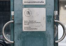 Vor einem Jahr hatten propalästinensische Aktivisten das Gebäude besetzt. Auch damals wurden Wände beschmiert. (Archivbild)
