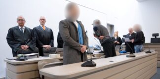 Im Prozess um den Diebstahl des keltischen Goldschatzes aus einem Museum in Manching hat das Landgericht die Angeklagten - hier mit ihren Verteidigern - zu Geständnissen aufgefordert. (Archivbild) 