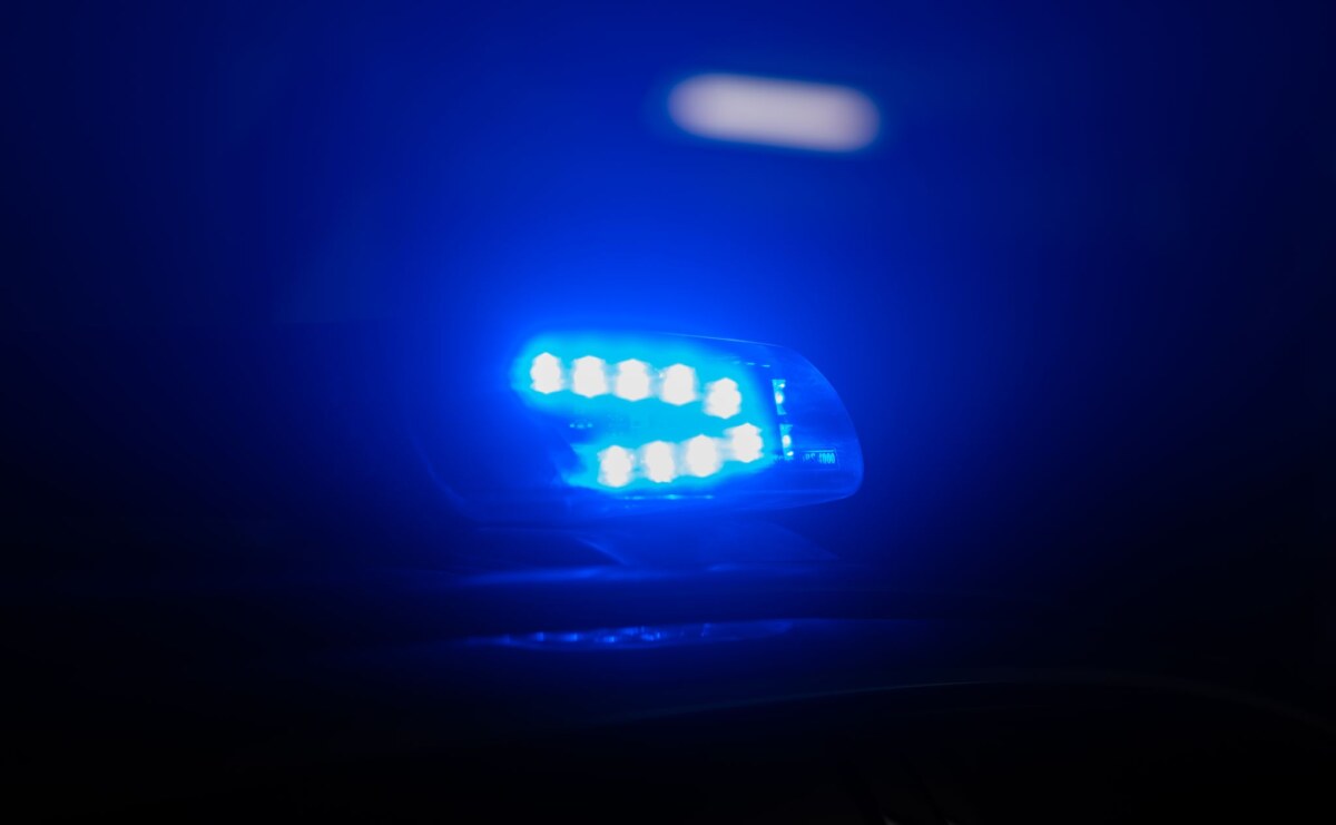 Polizei Symbolbild Ein 21-Jähriger ist in Berlin durch vier Messerstiche verletzt worden. (Symbolbild)