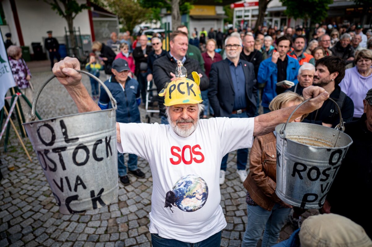 Ein Demonstrant sendet symbolisch «SOS» und ruft zur Zukunftssicherung der Ölraffinerie PCK in Schwedt auf. 