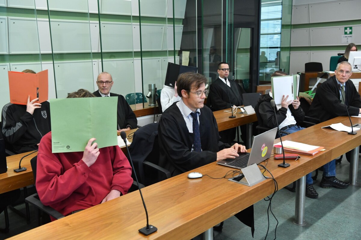 Prozess gegen mutmaßliche Neonazis Nach einem mutmaßlich rechtsextrem motivierten Angriff auf SPD-Wahlkämpfer in Berlin ist der Prozess mit der Vernehmung von Zeugen fortgesetzt worden. (Archivbild)
