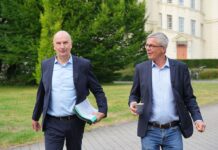 Fast zehn Jahre war Florian Engels (rechts) Regierungssprecher des brandenburgischen Ministerpräsidenten Dietmar Woidke (SPD). (Archivbild)