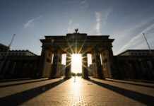 Am Donnerstag soll das Brandenburger Tor auf besondere Weise illuminiert werden. (Archivfoto)