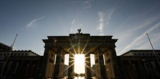Am Donnerstag soll das Brandenburger Tor auf besondere Weise illuminiert werden. (Archivfoto)