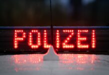 Ein Auto überschlägt sich bei einem Unfall - und der Fahrer flüchtet. (Illustration)