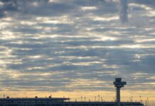 Am Hauptstadtflughafen ist ein Mann über den Zaun geklettert. (Archivbild)