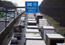 Staus sind vor allem am Mittwoch vor dem Feiertag Christi Himmelfahrt (29.) auf Autobahnen zu erwarten. Baustellen-Abschnitte auf der A10 sind ein zusätzliches Staurisiko. (Archivfoto)