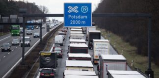 Staus sind vor allem am Mittwoch vor dem Feiertag Christi Himmelfahrt (29.) auf Autobahnen zu erwarten. Baustellen-Abschnitte auf der A10 sind ein zusätzliches Staurisiko. (Archivfoto)