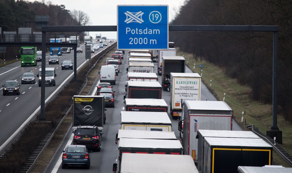 Stau in Brandenburg Staus sind vor allem am Mittwoch vor dem Feiertag Christi Himmelfahrt (29.) auf Autobahnen zu erwarten. Baustellen-Abschnitte auf der A10 sind ein zusätzliches Staurisiko. (Archivfoto)